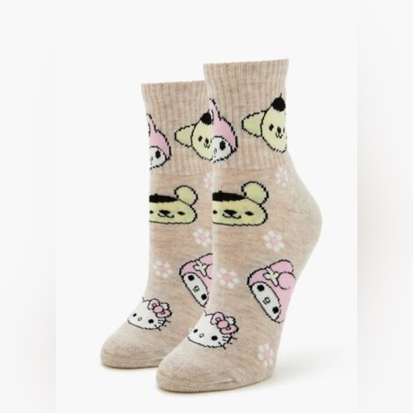 NWT One Size Sanrio Quarter Socks - Picture 3 of 3